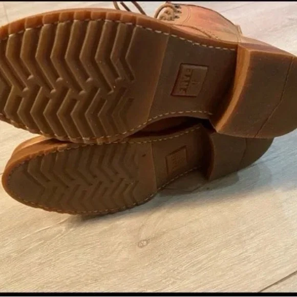 Frye Veronica 76276 Combat Boots in GREAT used condition  
Size 6.5 - Picture 9 of 14